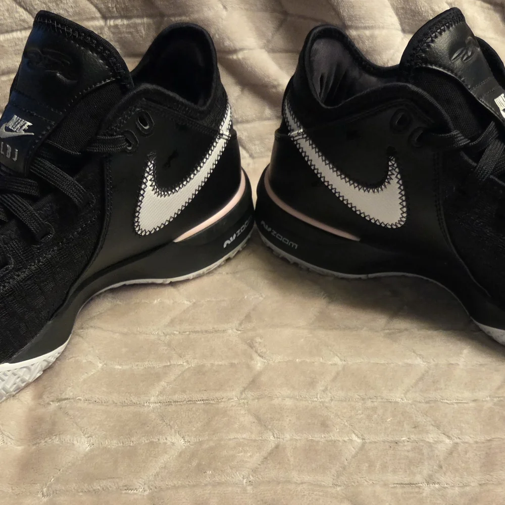 Nike Black and White Athletic Shoes - Picture 4 of 7